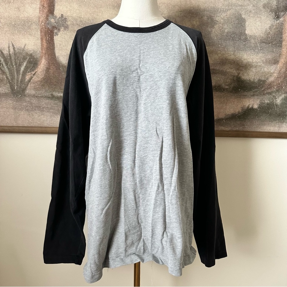 Vintage Old Navy Gray and Black Long Sleeve Tee
